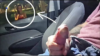 Masturba&ccedil;ao arriscada em p&uacute;blico para ruiva no ponto de &ocirc;nibus&excl;